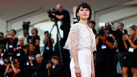 La actriz Cailee Spaeny, que encarna a Priscilla Presley, posa para los fot�grafos.