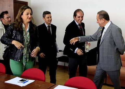 Príncipe saluda a los ediles del PP al inicio de la reunión de la comisión de investigación.