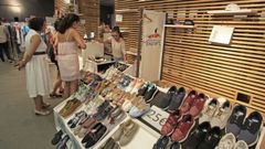 Un puesto de calzado en una edici�n anterior de la feria de oportunidades del CCU en la plaza de abastos de Monforte