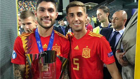 Unai Nez con Antonio Salado tras proclamarse campen de Europa con la seleccin espaola sub-21