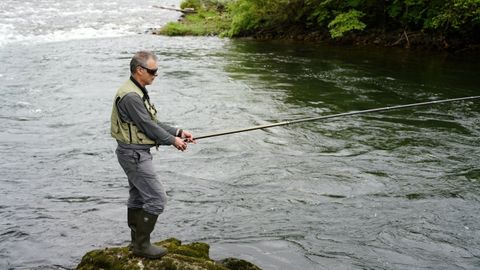 Un pescador buscando el campanu en el r�o Narcea.