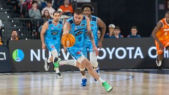 Dominik Mavra lanza un contragolpe en el partido en el Roig Arena.