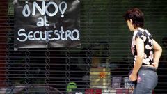 Imagen de un comercio en el centro de Caracas con un cartel en se�al de protesta