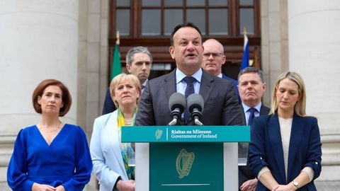 Varadkar anuncia su dimisin ante el palacio presidencial de Dubln.