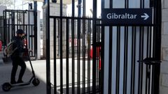 Una trabajadora, a su paso por la verja de Gibraltar