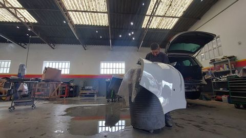 El granizo destroz� parte del techo del taller Teixeiro Automoci�n y provoc� inundaciones en su interior.