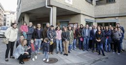 Los padres afectados por la falta de plazas en el Fogar celebraron ayer una reuni�n. 