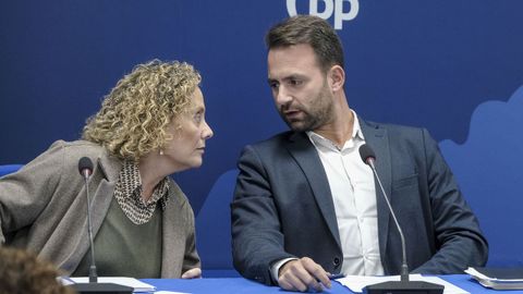 La nueva secretaria general del PP de Asturias, Beatriz Llaneza, y el presidente del partido en la regional, Álvaro Queipo