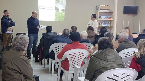 T�cnicos de la empresa que plantea el proyecto se reunieron hace d�as con vecinos de Abell�, en presencia de concejales del gobierno local