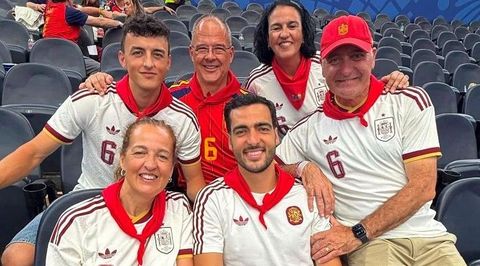 Mikel Merino posando con sus padres y familiares en Estados Unidos