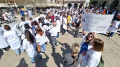 Manifestacin de los mdicos, delante del Concello de Lugo