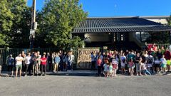 Las familias se manifestaron delante del colegio