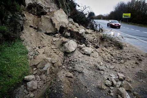 Un desprendimiento de tierra cort� un carril en la N-640 en A Rocha.