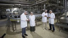 Carmen Lence (en la foto, segunda por la izquierda en una visita del alcalde de Lugo a la fbrica de O Ceao) prev continuar con la expansin del grupo 