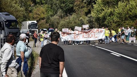 Los vecinos cortaron la carretera junto al desv�o que lleva a sus pueblos