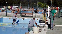 Tras el incidente, operarios del Concello de Ames tuvieron que reparar la piscina. 