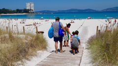 Ba�istas con mascarillas en las�playas de Samil y O Vao