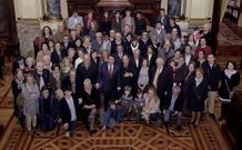 Los m�s de 70 familiares de R�os, con el alcalde.