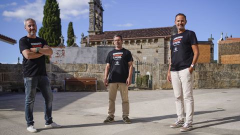 Juan, Aurelio y Jorge, frente a la iglesia de Santa Mara de Fe