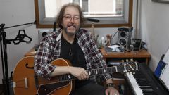 El m�sico ourensano Manuel Carballo, en el estudio que ha montado en su casa