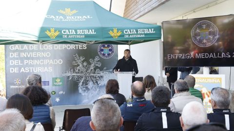 Adrin Barbn, durante su discurso en la entrega de medallas de la Federacin de Deportes Invierno del Principado