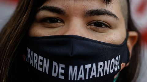 Una mujer participando, este junio, en una marcha del movimiento feminista Ni Una Menos en Argentina