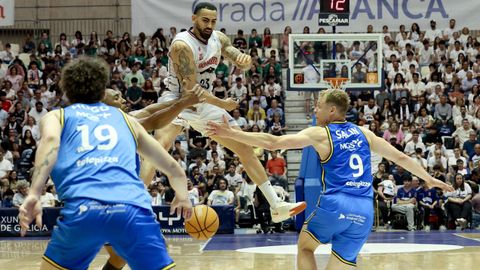 Lance del �ltimo duelo entre el Obradoiro y el Estudiantes en Sar.