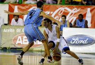 Cobos presiona a Andr�s Rodr�guez en el encuentro del viernes contra el Obradoiro.