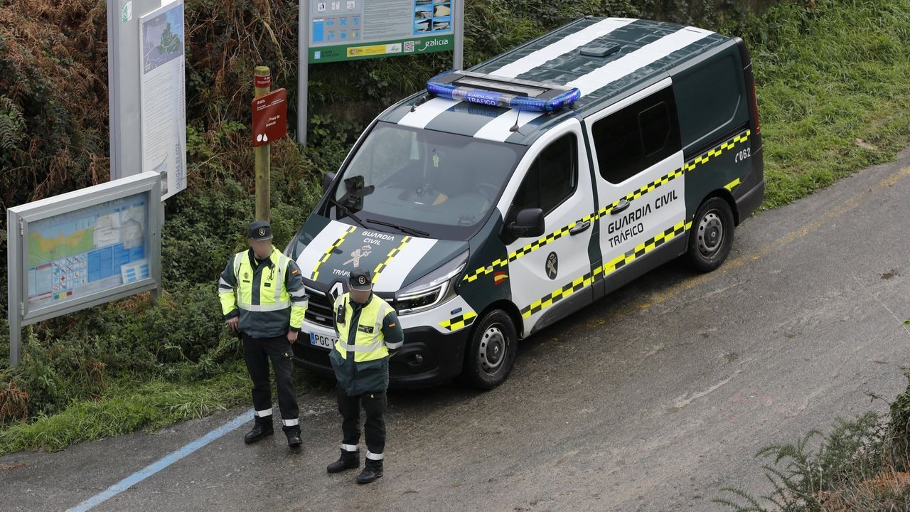 Herido un conductor en Ourol al tratar de esquivar un corzo y salirse de vía chocando contra un árbol