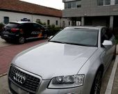 Uno de los coches robados en la vivienda, ante la comisar�a.