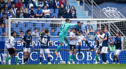 Braat despeja de puos durante el Oviedo-Racing