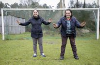 Regueira, a la izquierda, y Montes, en una de las porter�as de su �leiraf�tbol�. 