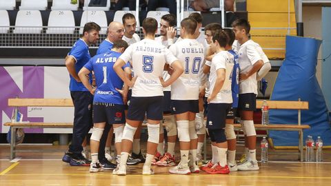 Emilio Palacio habla con los jugadores durante el encuentro contra el Unicaja.