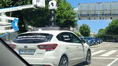 Uno de los coches de Apple pillado por las calles de Santiago. Son blancos, con pegatinas indicativas en los cristales y con una cmara de varias lentes que sita en lo alto de una torre sobre el techo.