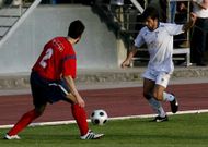 Brais conduce el bal�n en el campo municipal de A Pinguela en el derbi de la primera vuelta.