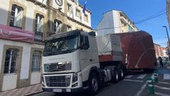 Paso de un transporte especial por Mugardos