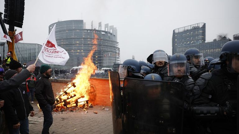 La polic�a hizo un paraoeto frente a los agricultores y ganaderos que acudieron esta ma�ana a maniefstarse a Estrasburgo