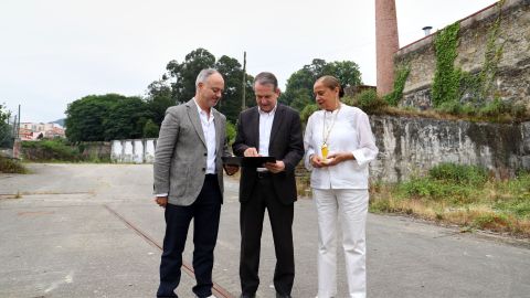 El alcalde de Vigo, Abel Caballero; el delegado de la Zona Franca, David Regades, y la concejala Carmela Silva, en una visita al espacio en el que se ubicar�n 600 viviendas