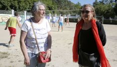 Sari Alabau y Olga Basterrechea, en las instalaciones de la comunidad de O Confurco. 