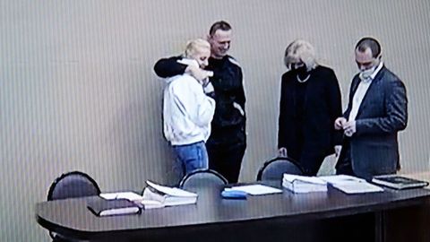 Navalni abraza a su mujer, Julia, que fue autorizada a presenciar la vista directamente en el centro penitenciario.