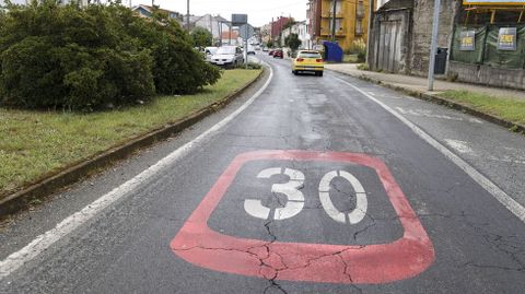 Señalización horizontal de la limitación a 30 kilómetros por hora en la carretera de Catabois.