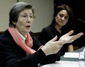 Julia Varela (esquerda) nunha  conferencia en Ourense.