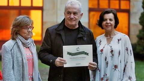 La consejera de Desarrollo Rural y Recursos Naturales, Mar�a Jes�s �lvarez (d), entrega la credencial de Embajador de la Cultura Sidrera Asturiana al cantante V�ctor Manuel, esta noche momentos antes de su concierto en el teatro de La Laboral de Gij�n.