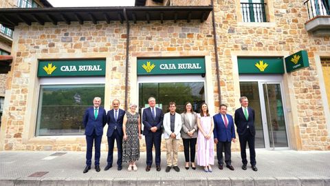 El alcalde de Cabrales, Jos� S�nchez y la teniente de alcalde, Consuelo Bada, junto al equipo de directivos de Caja Rural de Asturias