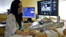 Nuria Valio, ginecloga del Hospital Teresa Herrera de A Corua (Chuac), realizando una ecografa