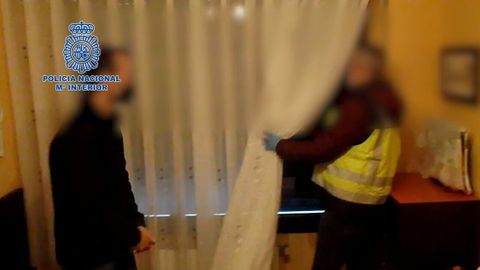 Un detenido por corrupci�n de menores a trav�s de Internet, durante el registro policial de su domicilio, en Gij�n