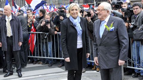Jean-Marie Le Pen junto a su hija, Marine Le Pen, en mayo del 2013.  