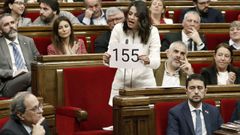 Arrimadas le ense�a a Torra un cartel con el 155