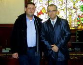 El alcalde de Fisterra, con el de Pamplona, en su despacho.