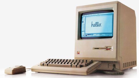 1984. El Macintosh incorpor� la interfaz gr�fica de usuario y el rat�n, que Jobs vio en una visita al Xerox PARC.